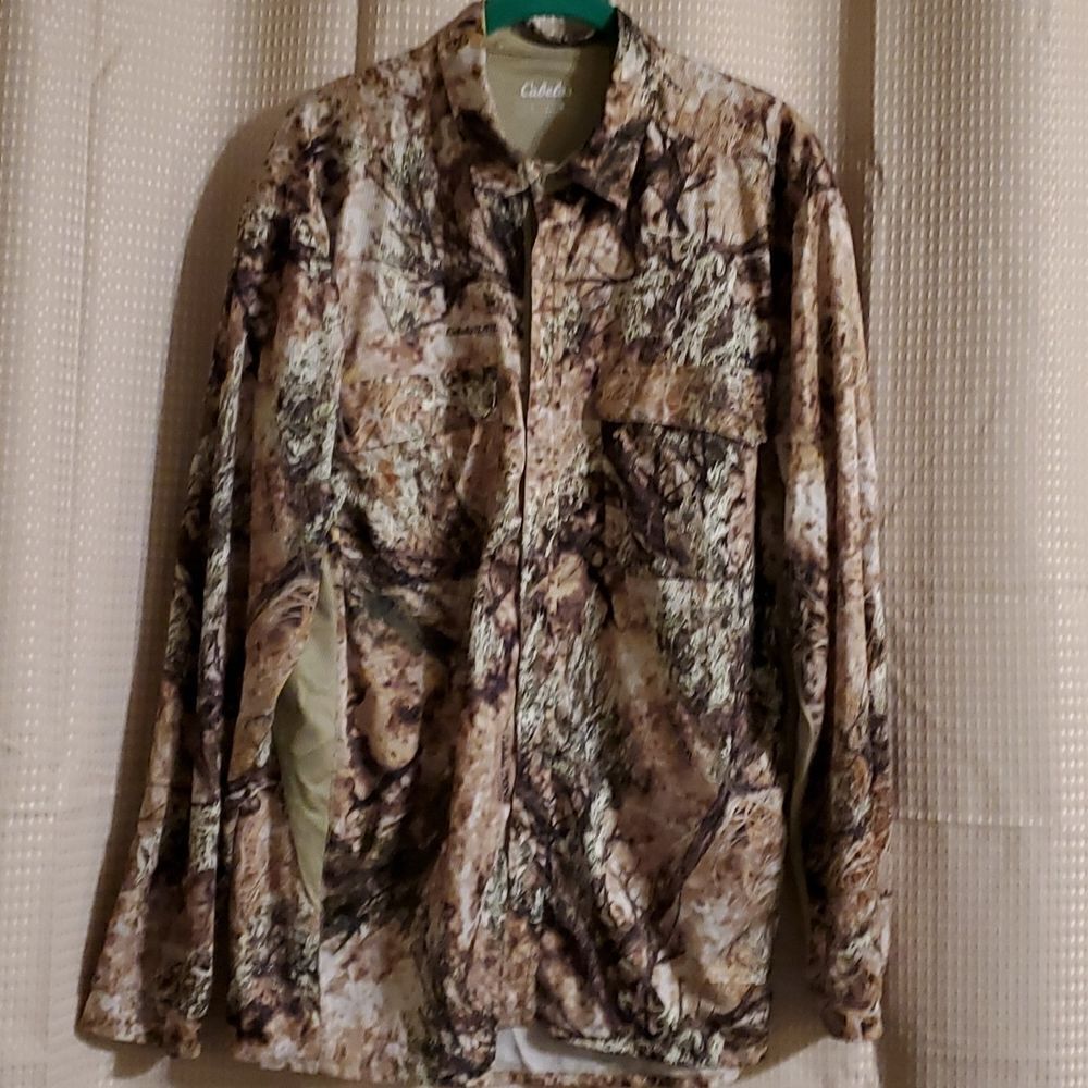 Cabela’s Camo men button closure L